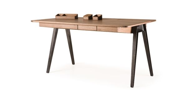 Orson_desk_with_accessories